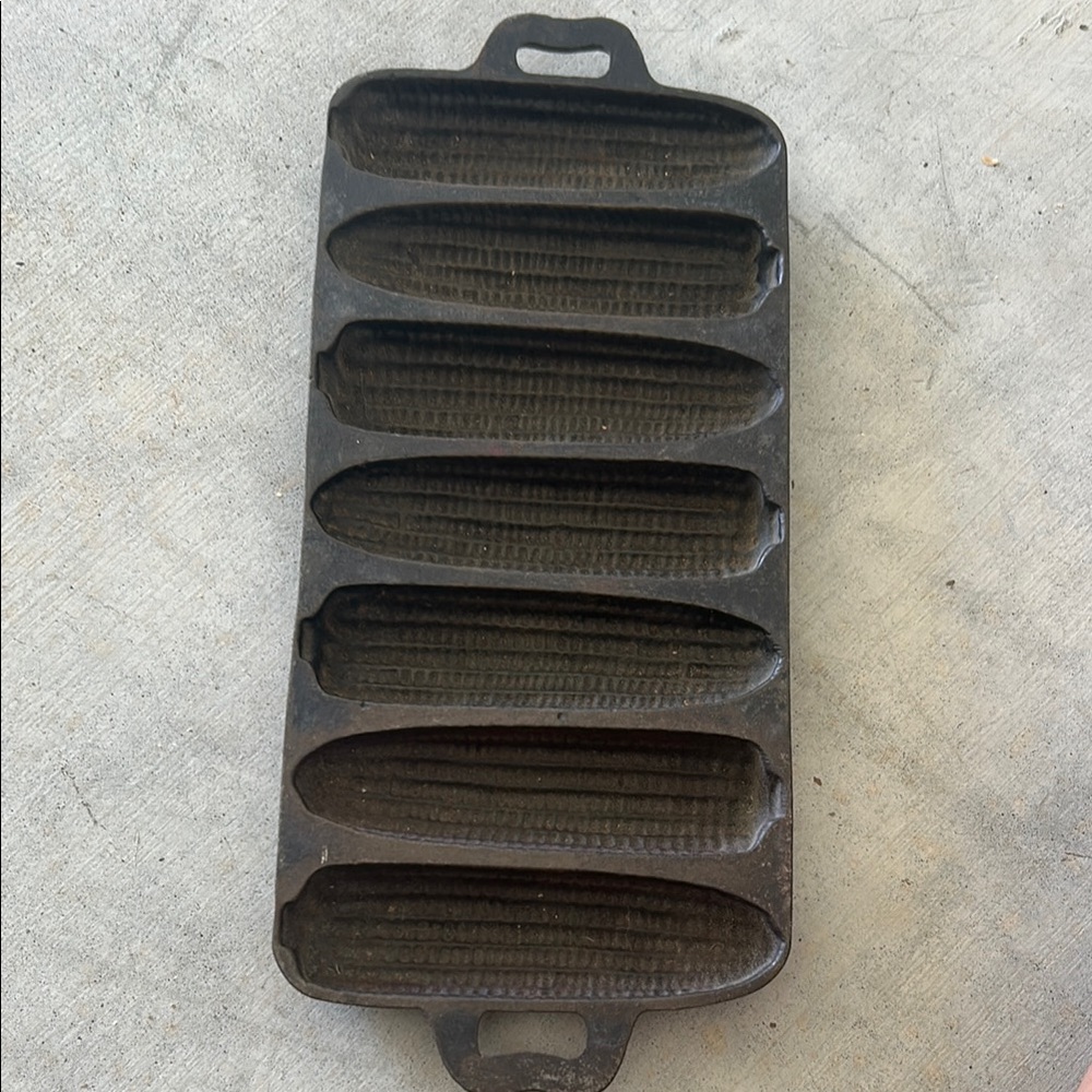 Vintage Cast Iron Cornbread Pan -7 molds